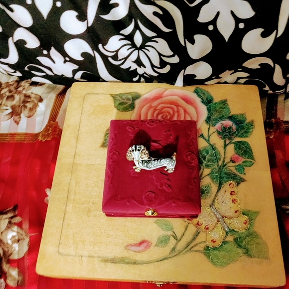 🌈 Rhinestone Dog Pin 🌈 - Picture 2 of 2